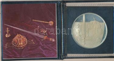 Fülöp Zoltán (1951-) 1978. "Budapest - Parlament / Királyi szent ereklyék" Ag emlékérem, bőrtokban tanúsítvánnyal! (42.5mm/27g/0.925) T:PP