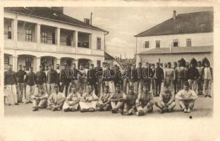 Eger, Laktanya udvar, katonák csoportképe (ázott sarok / wet corner)