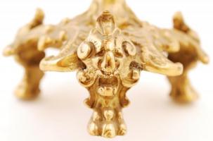 Puttóval díszített réz gyertyatartó, m: 40 cm