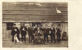 Restaurazion zum deutscher Michl / restaurant, beer and wine drinking men group photo (EK)