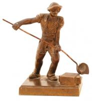 Patinázott bronz vasöntő munkás, m: 19 cm