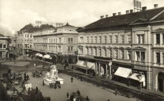 Szeged, Klauzál tér, gyógyszertár, Meinl üzlete, Pénzváltó üzlet, Kereskedelmi és Iparbank, piac, szobor, hátoldalon a Magyar Fogorvosok Egyesületének bankett étrendje