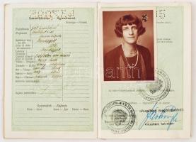 1935 A Magyar Királyság által kiadott fényképes útlevél bejegyzésekkel /
1935 Hungarian passport