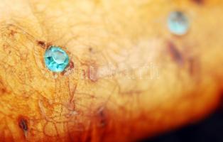 J. Marttiini finn vadász kés, szén acél pengével, topolyagyökér markolattal, topáz berakással, jelze...