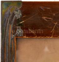 Régi szecessziós képkeret, belsejében gyermekfotóval, belső méret: 13x19 cm, külső: 17x29 cm