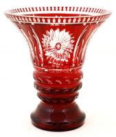 Rubinvörös többrétegű, csiszolt, metszett ólomkristály váza, jelzés nélkül, apró csorbákkal, d: 18 cm, m: 19,5 cm