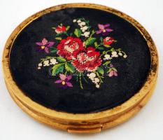 Gobelinnel díszített régi púdertartó, belsejében tükörrel, d: 8 cm, m: 1 cm