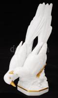 Ens fehér mázas porcelán madárpár, aranyozott, farkánál restaurált, jelzett, m: 18 cm