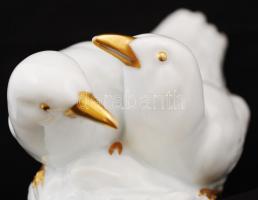 Ens fehér mázas porcelán madárpár, aranyozott, farkánál restaurált, jelzett, m: 18 cm