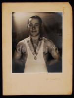 cca 1930 Grünfeld Lilly: Portré a birkózó bajnokról, 21x17 cm, karton 32x24 cm