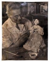 cca 1960 Tiszavölgyi József porcelán figurát restaurál, kis folt, törésnyom a felületén, jelzés nélküli fotó a szerző hagyatékából, 29x23 cm