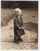 cca 1950 Pethő Tibor: Kis csibész, feliratozott vintage fotó, 30x24 cm