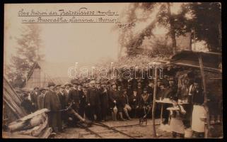 1905 október, Bosznia, az erdei kisvasút felső állomásánál készült csoportkép erdőtulajdonosokról, fakitermelőkről, kartonra ragasztva, németül feliratozva, 20x33 cm