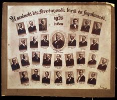 1926 A Szolnoki kir. Törvényszék bírái és fogalmazói, Szipál műtermében készült kistabló, rajta 29 nevesített portré, 23x28 cm, karton 26x31 cm