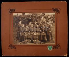 1912 Sátoraljaújhelyi közkórház kiképzett vöröskeresztes nénéi, feliratozva, a csoportképen szereplők aláírásával, 17x23 cm, karton 30x36 cm