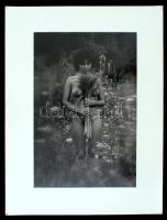 cca 1970 Cirókáló cirokcsokor, finoman erotikus aktfotó, 29x19 cm, karton 39x30