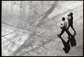 cca 1970 Vörös Gyula: Kisemberek, kartonra kasírozva, feliratozva, vintage fotóművészeti alkotás, 26...