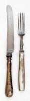 Ezüst (Ag.) nyelű villa és kés, két különböző monogrammal, megviselt állapotban, jelzett, br. 185 g
