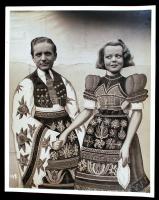 1944 Buttkay Emmy és Szilassy László a Kétszer kettő című film egy jelenetében, hátoldalon feliratozva, 22x28 cm