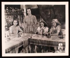 1938 A 13 kislány mosolyog az égre című film egy jelenete, Hunnia Hajdu Film Daróczy Produkció, 30x24 cm