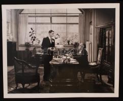 Dénes György(1898-1962) színész egy filmjelenetben, filmfotó, 30x24 cm