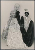 1964 Elisabeth Schwarzkopf (1915-2006) német operaénekesnő, Photo Ellinger, fotólap, 10x14 cm