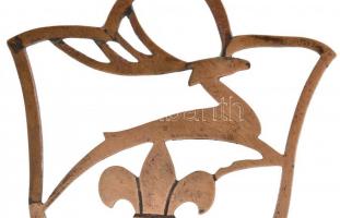 Régi, ugró szarvassal és liliommal díszített, tulipán keretes réz zászlócsúcs, m: 16,5 cm