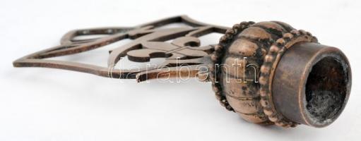 Régi, ugró szarvassal és liliommal díszített, tulipán keretes réz zászlócsúcs, m: 16,5 cm