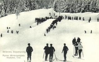 Kitzbühel, Alpiner Wintersportplatz, Skirenne, Doppelsprung / winter sport place, skiers, ski jumpers