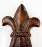 1933 Gödöllő, Hungary, szarvassal díszített, öntött bronz kés, h: 22,5 cm