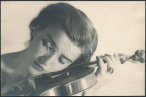 Lány hegedűvel, jelzés nélküli fotó, 12x18 cm