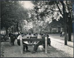 cca 1960 Sakkozók a parkban, 22x17 cm