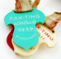Pax-ting Gödöllő 1939 feliratú piros, fehér, zöld színű magyar kiscímeres cserkész függők, megfakult...