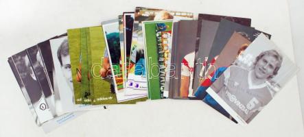 cca 1980-1990 a Grasshopper futballcsapat valamint egyéb német csapatok játékosainak részben nyomtatott, részben eredeti aláírásai az őket ábrázoló képeslapokon, összesen 78 db