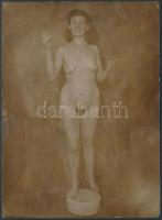 Tiszavölgyi József: Akt korongon, jelzetlen fotó, hátoldalán felirattal, felületén törésnyomokkal, 13x18 cm / nude photo, 13x18 cm