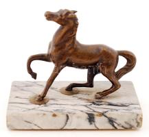 Bronzírózott fém csikó, alabástrom talapzaton, jelzés nélkül, 12×9,5×5 cm