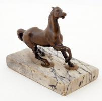 Bronzírózott fém csikó, alabástrom talapzaton, jelzés nélkül, 12×9,5×5 cm