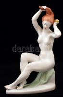 Aquincumi porcelán fésülködő lány, kézzel festett, jelzett, apró kopásnyomokkal, 23×15×8,5 cm