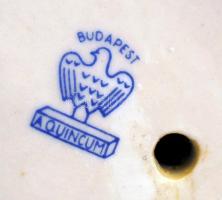 Aquincumi porcelán fésülködő lány, kézzel festett, jelzett, apró kopásnyomokkal, 23×15×8,5 cm