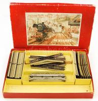 Nagy Märklin tétel: 10 db egyenes sínelem, 8 db kanyarodó sínelem, 2 db váltó, 1 db híd elem, 1 db keresztsín, összesen 22 db, saját dobozában