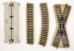 Nagy Märklin tétel: 10 db egyenes sínelem, 8 db kanyarodó sínelem, 2 db váltó, 1 db híd elem, 1 db k...