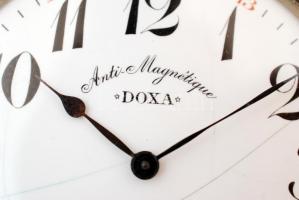 Doxa anti-magnétique zsebóra, működik, a számlapon apró hajszálrepedésekkel, egyébként jó állapotban