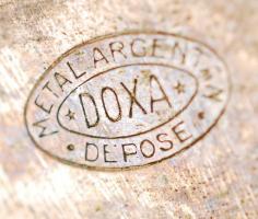 Doxa anti-magnétique zsebóra, működik, a számlapon apró hajszálrepedésekkel, egyébként jó állapotban