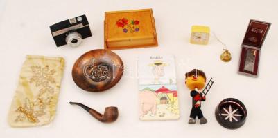 Nagy vegyes bolha tétel: régi Smena fényképezőgép, japán öngyújtó, pipa, díszes fa doboz, fém tál, játékos ismeretterjesztő szókártyák, stb.