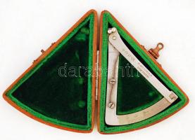 cca 1900-1930 Régi szextáns, R. Weichold, Dresden jelzéssel, bársony bélésű fa tokban, szép állapotban