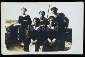 1915 Pula, az SMS Erzherzog Franz Ferdinand és az SMS Custoza hadihajók matrózai, csoportkép elküldött levelezőlap hátulján, 13,5×8,5 cm / 1915 Sailors of the SMS Erzherzog Ferdinand and the SMS Custoza warships