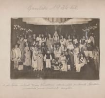 1924 a Szt. Teréz intézet hetvenéves fennállása alkalmából rendezett Vándormadarak c. színdarab szereplőinek csoportképe, alul feliratozva, 17×11,5 cm