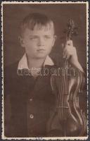cca 1920-1930 Kisfiú hegedűvel, 13,5×8,5 cm