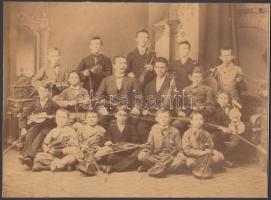 cca 1880-1920 Hegedűtanár tanítványaival, műtermi csoportkép, hátulján feliratozva, 22×16 cm