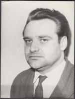 Gyurkovics Tibor (1931-2008) költő, író portréja, hátulján feliratozva, 12×9 cm